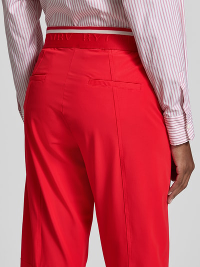 Vrouwenmodel draagt Slim Fit Hose mit elastischer Label-Bund Modell 'EDEN' van Cambio in effen rood met stretch, detailopname rug.