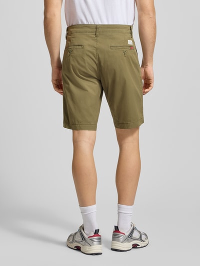 Mannelijk model draagt Straight Fit Chinos uit katoenmix van Levi's®, olijfgroen, steek- en achterzakken, rechte pasvorm, geheel achteraanzicht.
