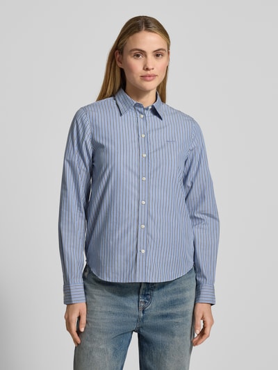 Frauenmodel trägt Regular Fit Bluse mit Label-Stitching von Gant, reine Baumwolle, blau mit feinen Streifen, Ganzkörperansicht von vorne.