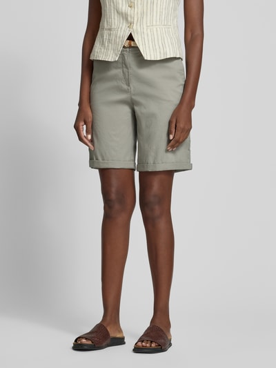 Frauenmodel trägt Chino-Bermudas mit Gürtel von Christian Berg Woman in Beige, Reine Baumwolle, Regular-Fit, Umschlag, Nahaufnahme Oberkörper.