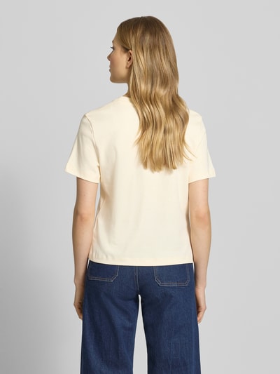 Vrouwenmodel draagt Slim Fit T-shirt uit puur katoen van Tommy Hilfiger, look: effen kleuren, labelprint, ronde hals, korte mouw, jersey, Ganzkörperansicht Rückansicht.