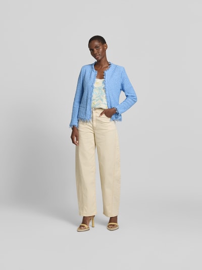 Frauenmodel trägt Jacke mit Baumwoll-Anteil im Bouclé-Look von IRO, Slim-Fit, Material-Mix, Leistentaschen, Ganzkörperansicht von vorne.