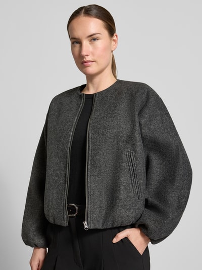 Vrouwenmodel draagt Regular fit bomberjack in viltlook model 'CHLOE' van VERO MODA, Dames bomberjack/blouson, Nahaufnahme bovenlichaam.