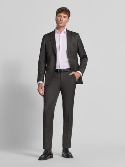 Männermodel trägt Regular Fit Business-Hemd mit Kentkraag van Christian Berg Men in lichtroze, puur katoen, geheel knoopsluiting, met lange mouwen, gecombineerd met donkergrijs pak, ruglengte bij maat 39/40: 78 cm, schouderbreedte: 45 cm, mouwlengte: 65 cm, geheelbeeld van voren.