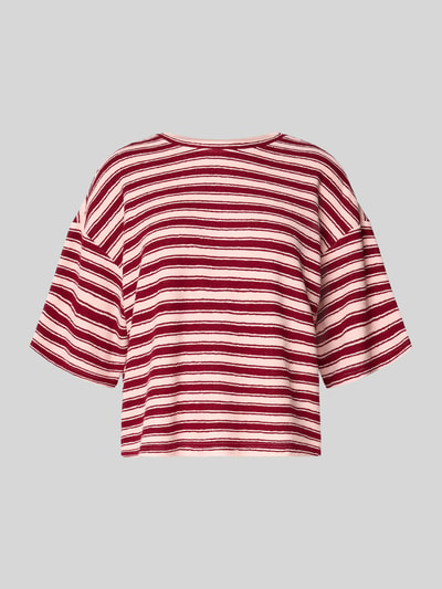 Produktfoto, Oversized T-Shirt mit Strukturmuster Modell 'Cessalia' von MSCH Copenhagen in Rot und Creme, Strukturmuster, Damen T-Shirt, Rundhalsausschnitt, Rückenlänge 53 cm bei Größe XS/S