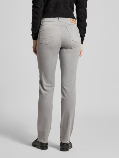 Vrouwenmodel draagt Slim Fit Jeans im 5-Pocket-Design Modell 'CICI' van Angels in lichtgrijs, rechte snit, katoenmix met stretch, volledige lichaamsaanzicht achteraan