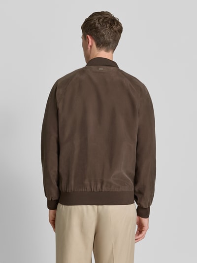 Männermodel trägt blouson aus zijde met ritszakken van bugatti in bruin, regular fit, opstaande kraag, knoopsluiting, ruglengte bij maat 50: 68 cm, schouderbreedte bij maat 50: 45 cm, borstwijdte bij maat 50: 60 cm, mouwlengte bij maat 50: 67 cm, geheel effen, zachte textuur, ganzkörperansicht rückansicht.