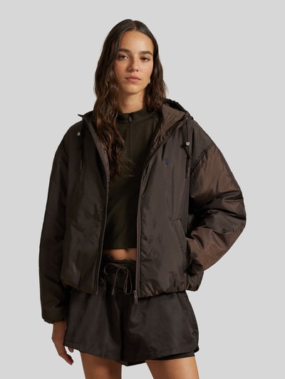 Frauenmodel trägt Relaxed Fit Blouson mit Zweiwege-Reißverschluss von Polo Ralph Lauren, unifarben, Kapuze, Ballonärmel, Ganzkörperansicht von vorne