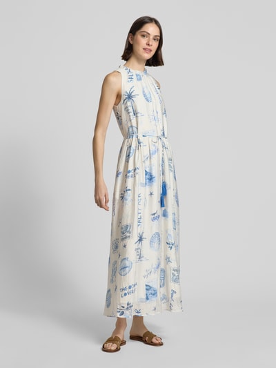Frauenmodel trägt Maxikleid mit Bindegürtel und Schlüselloch-Ausschnitt von Oui, Viskose-Mix, taillierter Schnitt, Ganzkörperansicht von vorne.