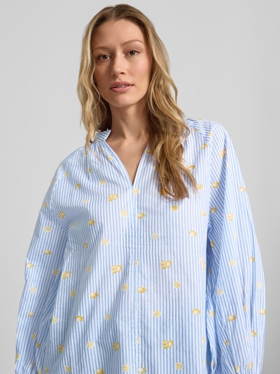 Frauenmodel trägt Relaxed Fit Bluse mit V-Ausschnitt von Christian Berg Woman aus Reine Baumwolle im Allover-Look mit Stehkragen, Nahaufnahme Oberkörper.