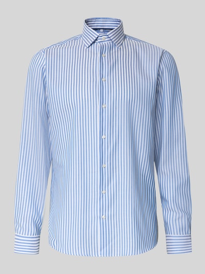 Produktfoto, Regular Fit Business-Hemd mit Kentkragen von Christian Berg Men, Reine Baumwolle, blau-weiß gestreift, Knopfleiste, glatte Textur.