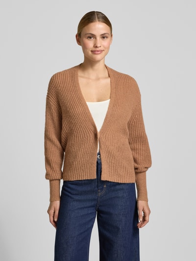 Frauenmodel trägt Regular Fit Cardigan mit Alpaka-Woll-Anteil Modell 'Kanna' von JOOP! in Strick-Optik, V-Ausschnitt, Knopfverschluss, Ganzkörperansicht von vorne.