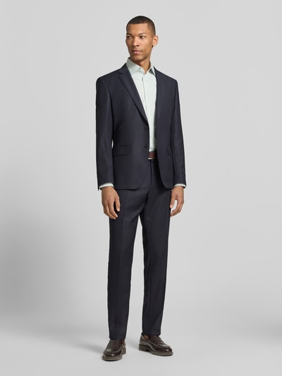 Männermodel trägt Regular Fit Business-Hemd mit Kentkragen von Christian Berg Men in Hellgrün, Reine Baumwolle, Ganzkörperansicht von vorne. Rückenlänge 78 cm, Schulterbreite 43 cm, Ärmellänge 65 cm, Knopfleiste, Sportmanschetten, abgerundeter Saum.