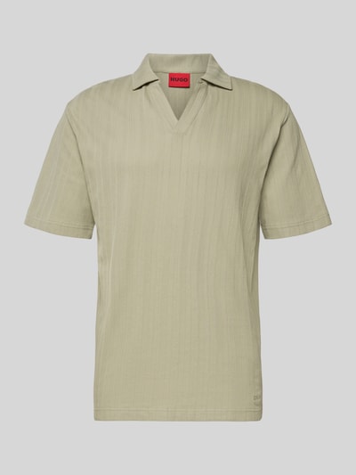 Produktfoto, Relaxed Fit Poloshirt mit Strukturmuster Modell 'DALIBO' von HUGO in Optik: Unifarben, feines Strukturmuster, Label-Stitching-Applikation, Polokragen, V-Ausschnitt, Kurzarm, Jersey, Material: Reine Baumwolle.