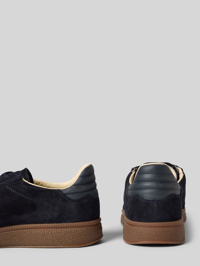 Produktfoto, Sneaker aus echtem Rindsleder Modell 'Cuzmo' von GANT, dunkelblaues Wildleder, braune Sohle, glatte Struktur, Herren Sneaker