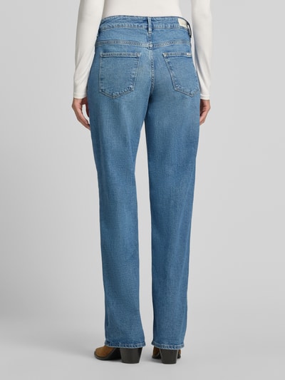 Vrouwenmodel draagt Straight Fit Jeans aus Baumwoll-Mix Modell 'Celia' van Garcia, blauw, rechte pijp, dames straight jeans, geheel van achteren