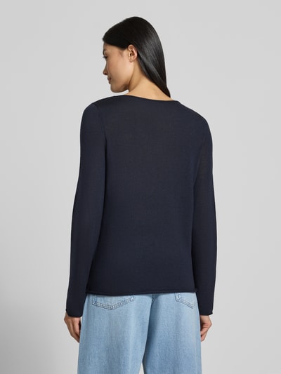 Frauenmodel trägt Regular Fit Pullover aus reiner Schurwolle von Marc O'Polo in Dunkelblau, glatte Textur, mit Jeans, Ganzkörperansicht Rückansicht. Damen Pullover von Marc O'Polo