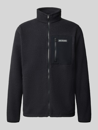 Produktfoto, schwarze Fleecejacke mit Stehkragen Modell 'Jasper' von Columbia, Zipper, Brust- und Seitentaschen, strukturierte Oberfläche