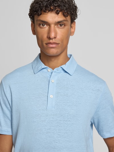 Męski model nosi Slim Fit Poloshirt aus Leinen-Elasthan-Mix von OLYMP Level Five, jasnoniebieski, krój slim fit, półrękaw, zapięcie na guziki, długość tyłu 70 cm w rozmiarze M, zdjęcie: zbliżenie na górną część ciała.
