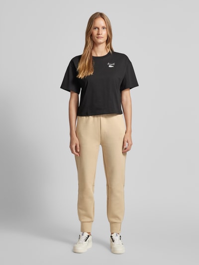 Lacoste Sport Spodnie dresowe o kroju relaxed fit z naszywką z logo Piaskowy 1