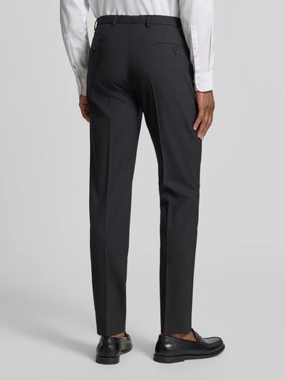 Männermodel trägt Anzughose mit Bügelfalten Modell 'Apollo' von DIGEL, Slim-Fit, Material-Mix mit Schurwoll-Anteil, Ganzkörperansicht Rückansicht.