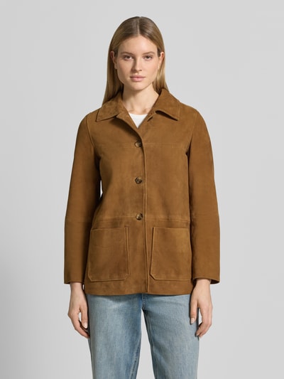 Frauenmodel trägt Lederjacke aus Ziegenvelours mit Eingrifftaschen Modell 'DARIO' von Bash, braun, glatte Textur, Ganzkörperansicht von vorne.
