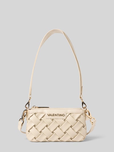 Produktfoto, cremefarbene Handtasche mit Label-Detail Modell 'ENNIS' von VALENTINO BAGS, strukturierte Flechtoptik, goldener Reißverschluss, abnehmbarer Schultergurt, Damen Accessoire