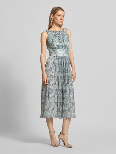 Frauenmodel trägt Cocktailkleid mit U-Boot-Ausschnitt von Swing, taillierte Passform, Midikleid, floral gemustert, Ganzkörperansicht von vorne.