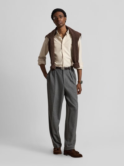 Männermodel trägt Slim Fit Freizeithemd aus reiner Baumwolle von Polo Ralph Lauren, helle Farben, klassische Knopfleiste, Ganzkörperansicht von vorne.