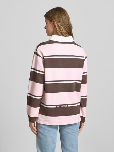 Frauenmodel trägt Sweatshirt mit Polokragen Modell 'MORELLA' von Pegador aus Reine Baumwolle, Loose-Fit, Logo-Print, Ganzkörperansicht Rückansicht.
