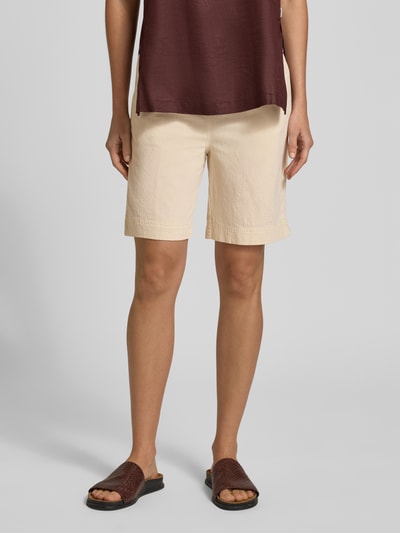 Frauenmodel trägt Shorts mit elastischem Bund Modell 'Cissie' von Soyaconcept aus beigefarbener Baumwolle, Regular Fit, Nahaufnahme Oberkörper.