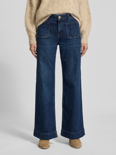 Vrouwenmodel draagt Wide Fit Jeans met opgestikte zakken model 'Gwendolin' van Christian Berg Woman van katoenmix, wide fit, voorkant, detailopname onderlichaam.