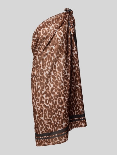 Modelka nosi Pareo mit Allover-Animal-Print Modell 'Leopard' von JOOP! Collection, brązowe wzory, czysta bawełna, z logo, widok z boku.