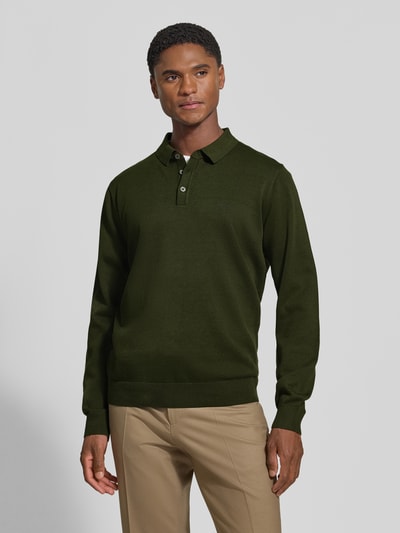 Männermodel trägt Strickpullover mit Polokragen und Knopfleiste von Fynch-Hatton in Dunkelgrün, Baumwolle, Regular Fit, Ganzkörperansicht von vorne.