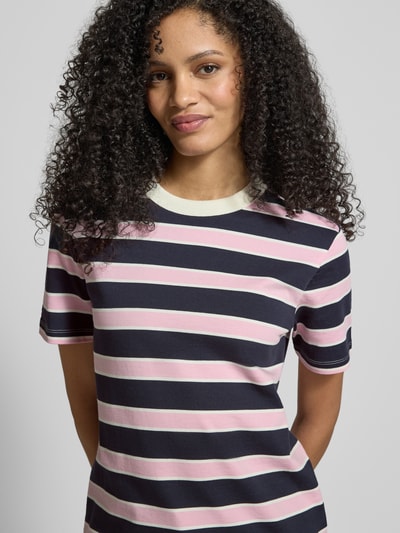 Frauenmodel trägt T-Shirt aus reiner Baumwolle von Jake*s Casual, gerader Schnitt, Rundhalsausschnitt, kurzärmeliges Design, Nahaufnahme Oberkörper.