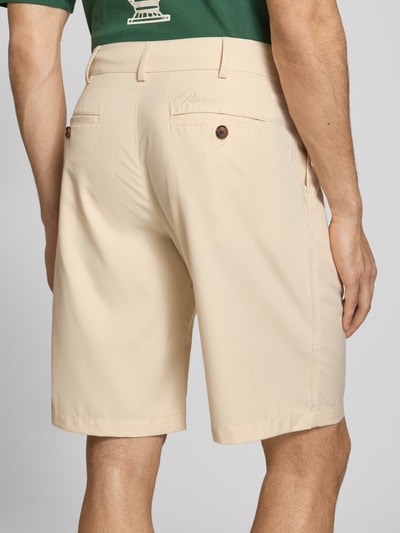Männermodel trägt Bermudas mit französischen Eingrifftaschen von PROHIBITED, Material-Mix mit Viskose-Anteil, Straight, Gesäßleistentaschen, Ganzkörperansicht Rückansicht.