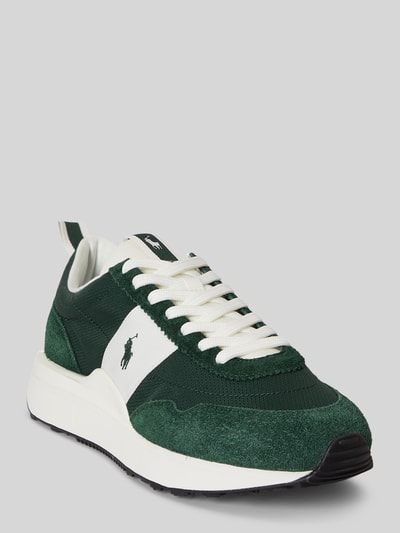 Produktfoto, Low Top Sneaker aus Veloursleder von Polo Ralph Lauren in Dunkelgrün und Weiß, unifarbene Optik, abgerundete Spitze, flache Sohle, Logo-Stitching, Anziehschlaufe, Kontrastdetails, Schnürung, strukturierte Sohle, Veloursleder und Mesh, materiał: prawdziwa skóra