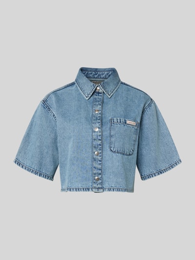 Produktfoto, Cropped Hemdbluse in Denim-Optik von Calvin Klein Jeans, Reine Baumwolle, Kurzärmelig, Hemdblusenkragen, Brusttasche, Logo-Patch, durchgängige Knopfleiste, kühle blaue Farbe, glatte Struktur.