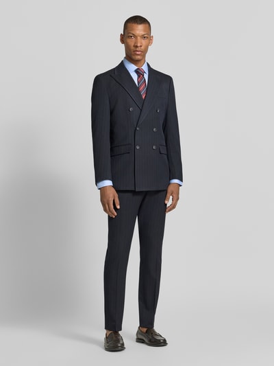 Männermodel trägt Super Slim Fit Business-Hemd mit Kentkragen von Jake*s, Reine Baumwolle, hellblau, Ganzkörperansicht von vorne.