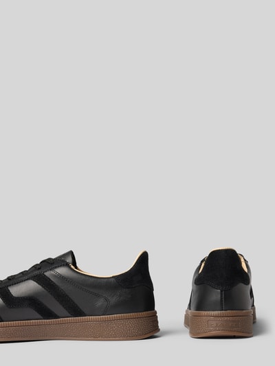 Produktfoto, zwarte sneakers van echt leer model 'Cuzima' van GANT met bruine zool, dames sneakers van GANT