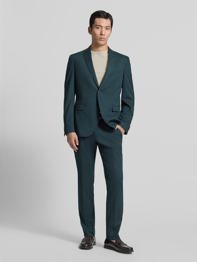 Männermodel trägt Regular Fit Anzughose mit Viskose Anteil von s.Oliver BLACK LABEL in Dunkelgrün, unifarben, Ganzkörperansicht von vorne.