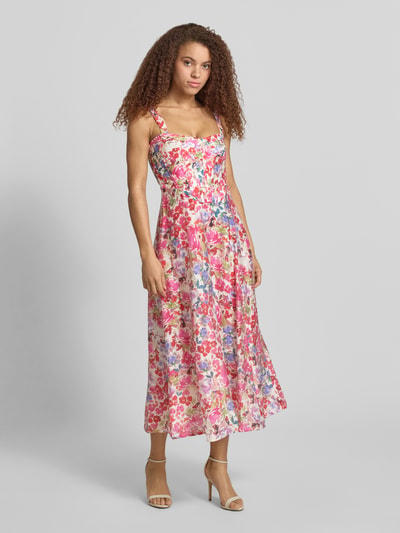 Frauenmodel trägt Cocktailkleid im Allover-Look Modell 'LILAH' von Bardot, bunt gemustert, taillierter Schnitt, Midikleid, Ganzkörperansicht von vorne.