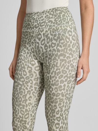 Frauenmodel trägt Leggins aus Viskose-Mix von Lala Berlin mit Allover-Animal-Print, Logo-Detail, Slim Fit, Nahaufnahme Oberkörper.