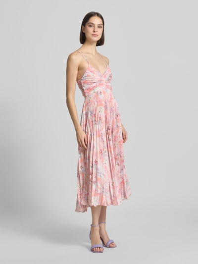 Frauenmodel trägt Regular Fit Midikleid in Plissee-Optik von ADLYSH mit floraler Allover-Print, Cut-Out, Spaghettiträger, Ganzkörperansicht von vorne.