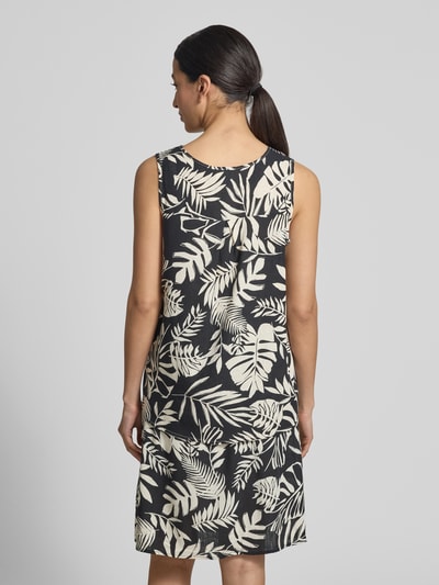 Frauenmodel trägt Relaxed Fit Bluse aus Viskose-Mix Modell 'Sueann' von ZABAIONE mit floraler Allover-Print, Ärmelloses-Design, Rückenlänge 62 cm, Ganzkörperansicht Rückansicht.