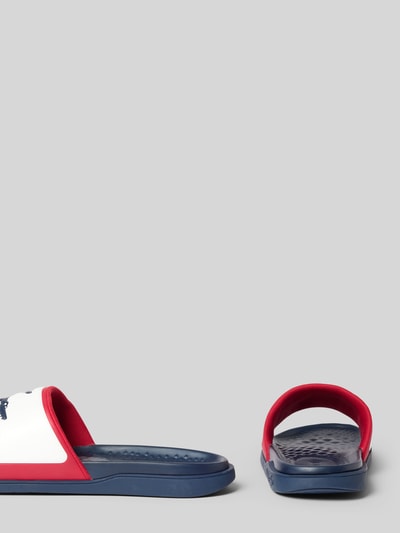 Produktfoto, Badeschuhe mit Logo-Print Modell 'SERVE SLIDE 1.0' von Lacoste, mehrfarbig, Schuhspitze: rund, Absatzform: flach, Logo-Schriftzug, Schlupf/offen, strukturierte Sohle