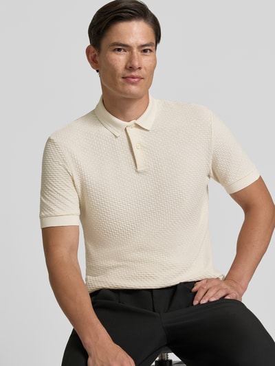 Männermodel trägt Regular fit poloshirt aus reine katoen model 'Parlay 82' van BOSS, Heren poloshirt, crèmekleurig met fijne structuur, nahaufnahme oberkörper
