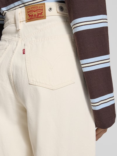 Frauenmodel trägt Baggy Fit Jeans mit Eingrifftaschen von Levi's®, cremefarben, reine Baumwolle, weites Bein, Nahaufnahme Rückenansicht.
