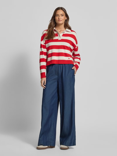 Modelka nosi Wide Leg Tencel Hose mit Gummibund von Christian Berg Woman, lyocell-bawełniany mix, szeroka nogawka, guma w pasie, niebieskie spodnie, Szerokość w rozmiarze 36: 41 cm, długość nogawki od wewnątrz w rozmiarze 36: 77 cm, widok całej sylwetki z przodu.