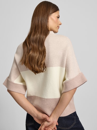 Frauenmodel trägt Strickpullover mit Stehkragen von More & More, Viskose-Mix, pastellfarben, lockerer Schnitt, Rückansicht, Ganzkörperansicht.